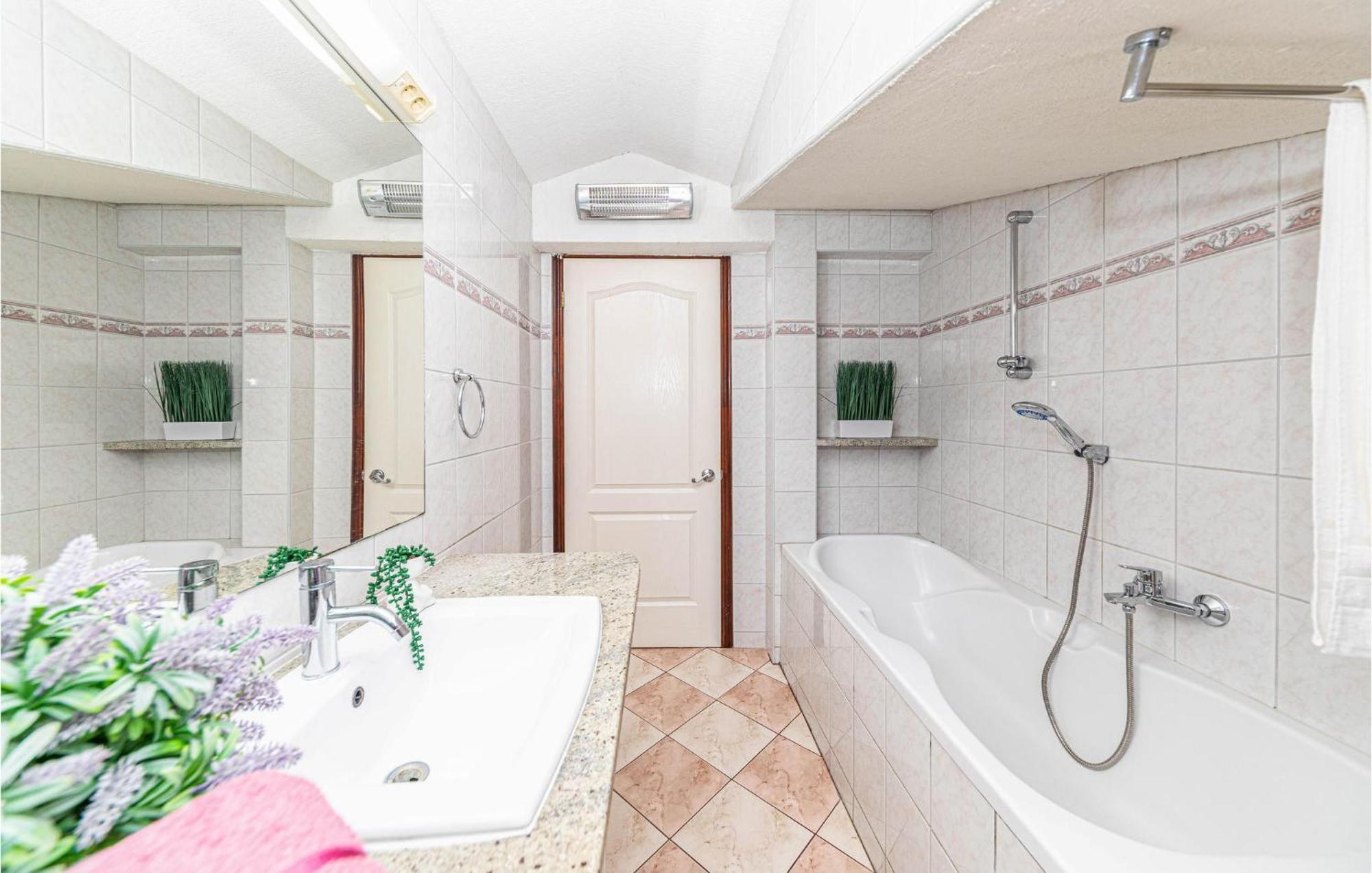 Nice Apartment In Kastel Stafilic With Sauna Kaštela Extérieur photo